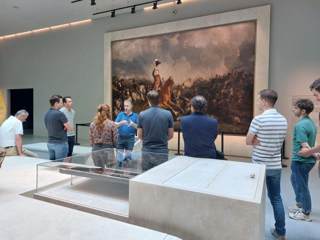 Hans Damen lessen in het Legermuseum