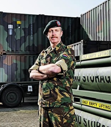Hans logistiek militair Brigadegeneraal Hans Damen bij een militair-logistieke verdeelplaats