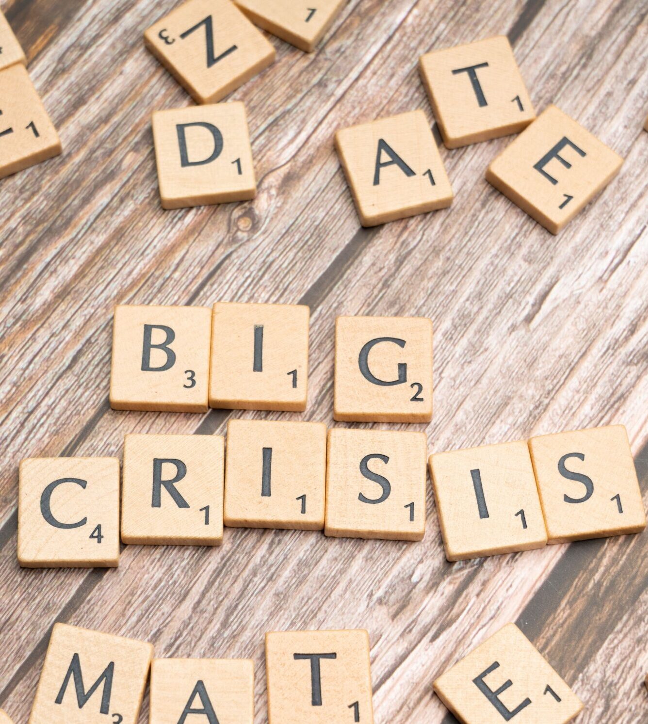 Scrabbleletters met de woorden Big Crisis