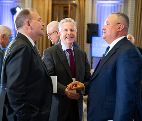 Hans Damen tijdens conferentie met Ben Hodges en Nicolae Ciucă in Roemenië